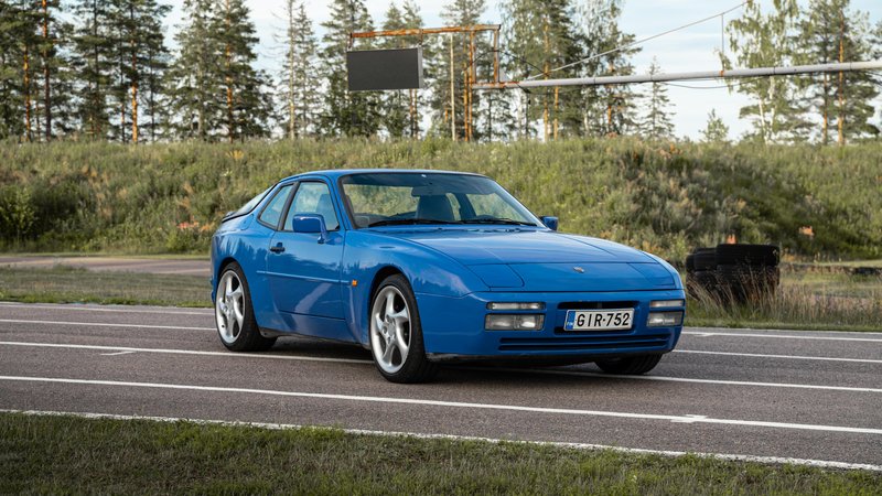 PORSCHE 944